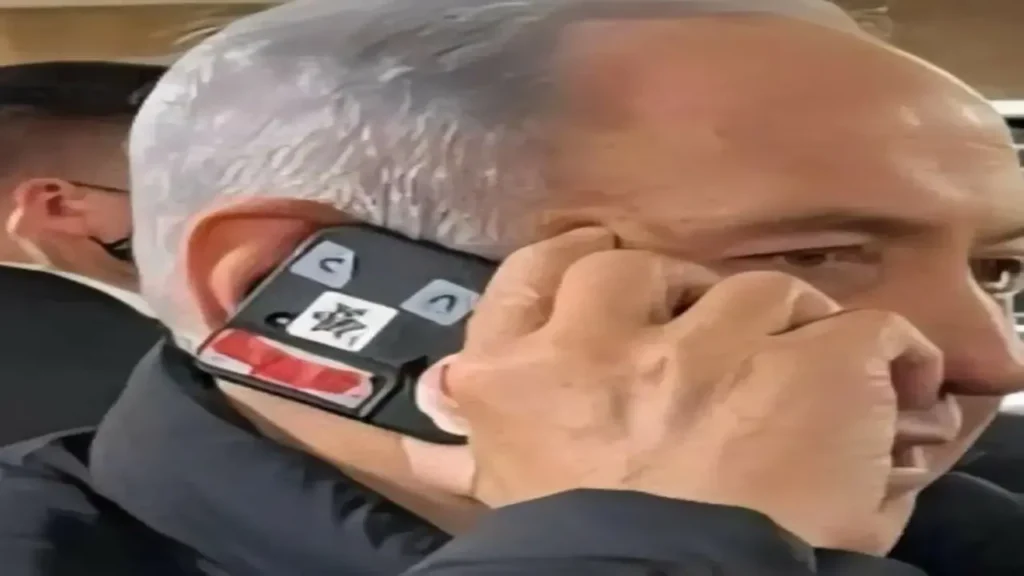 إجراءات أمنية مشددة.. نتنياهو يغطي كاميرا هاتفه الشخصي خوفاً من عمليات التجسس المختصة